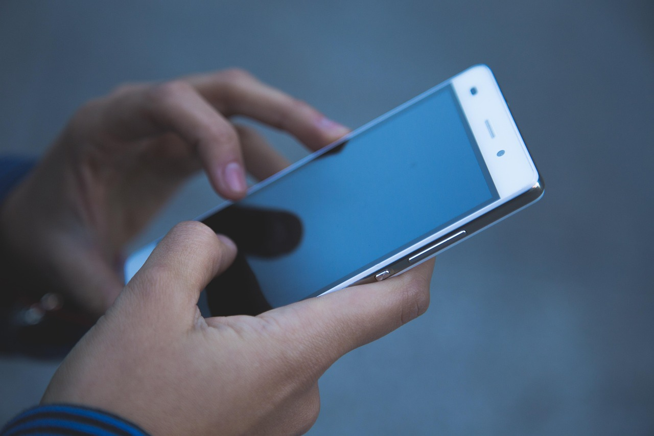 Czy SMS-y w erze mediów społecznościowych odchodzą do lamusa?